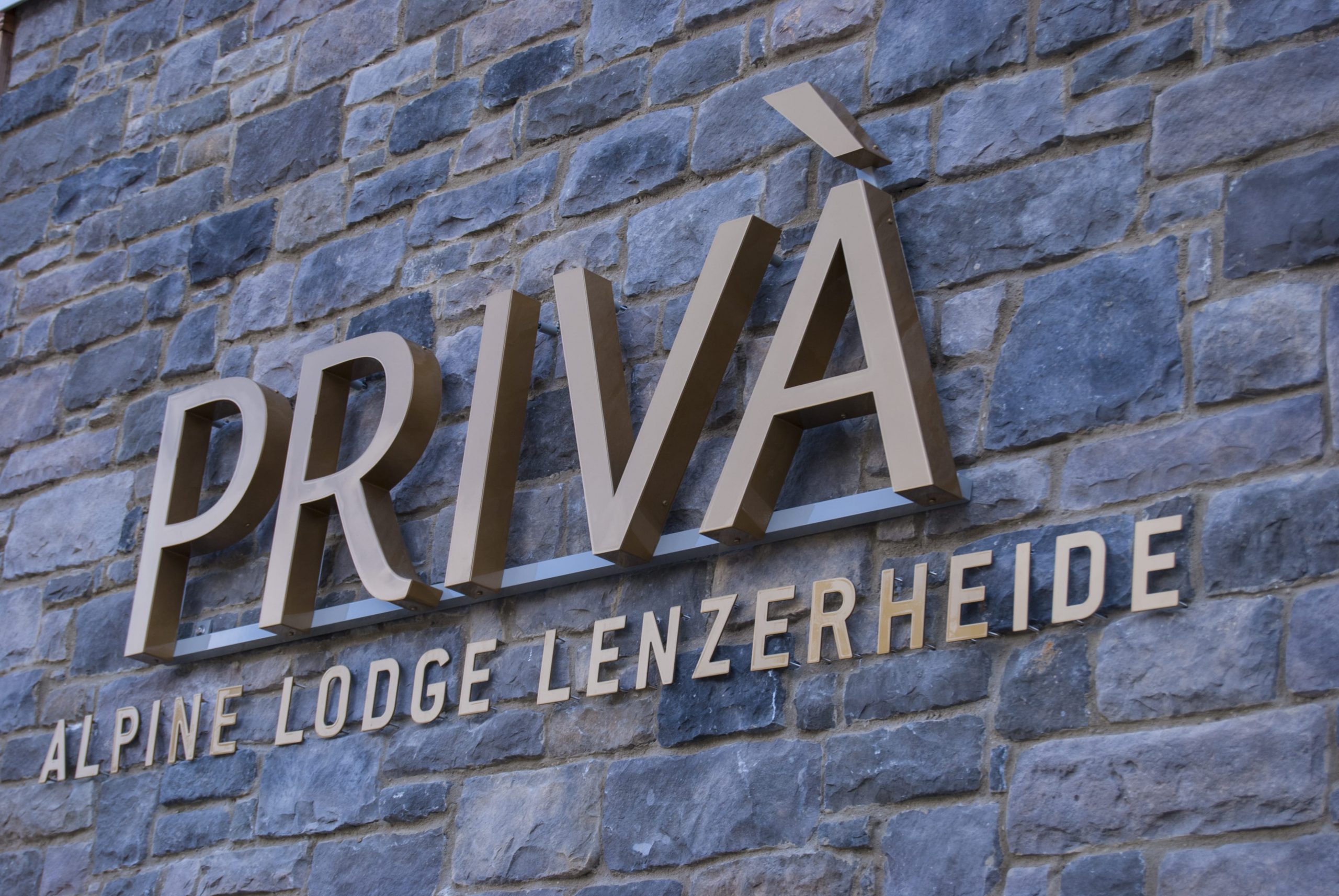 Privà Alpine Lodge Leuchtschrift